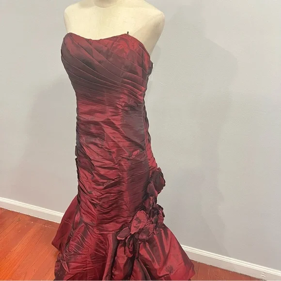 Camilla La Vie Burgundy Taffeta Strapless Pleated Mermaid Evening Gown - Reemoly